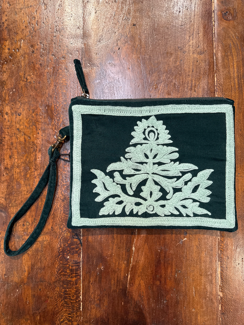 Pochette in velluto verde  ricamata a mano