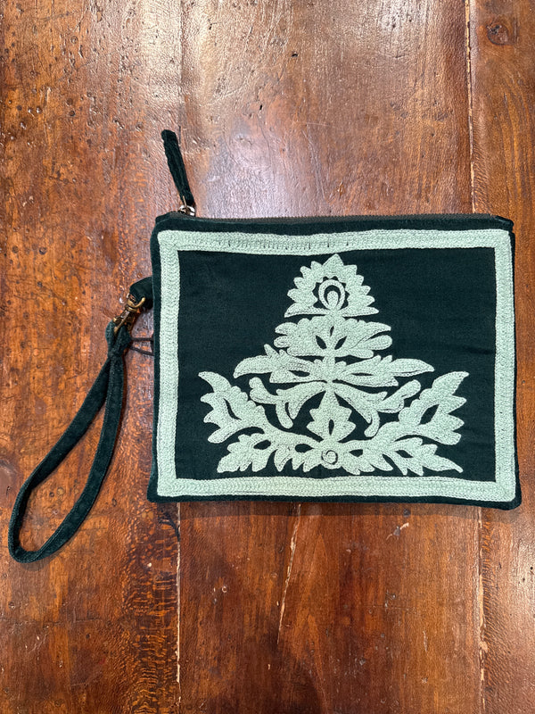 Pochette in velluto verde  ricamata a mano