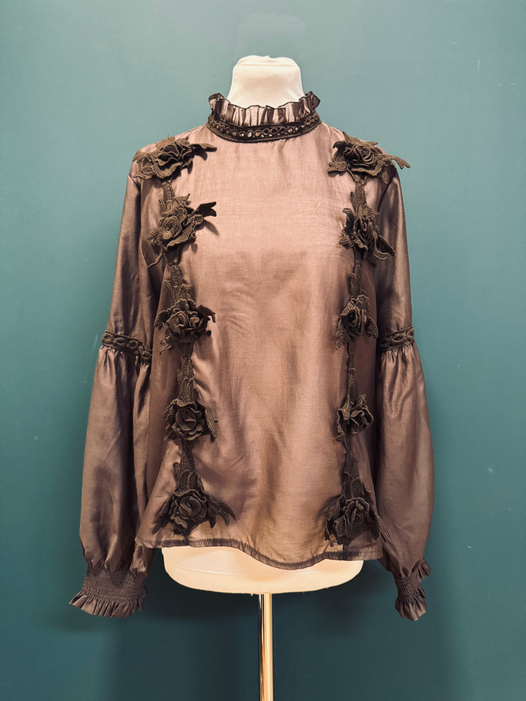 Blusa  marrone con rose