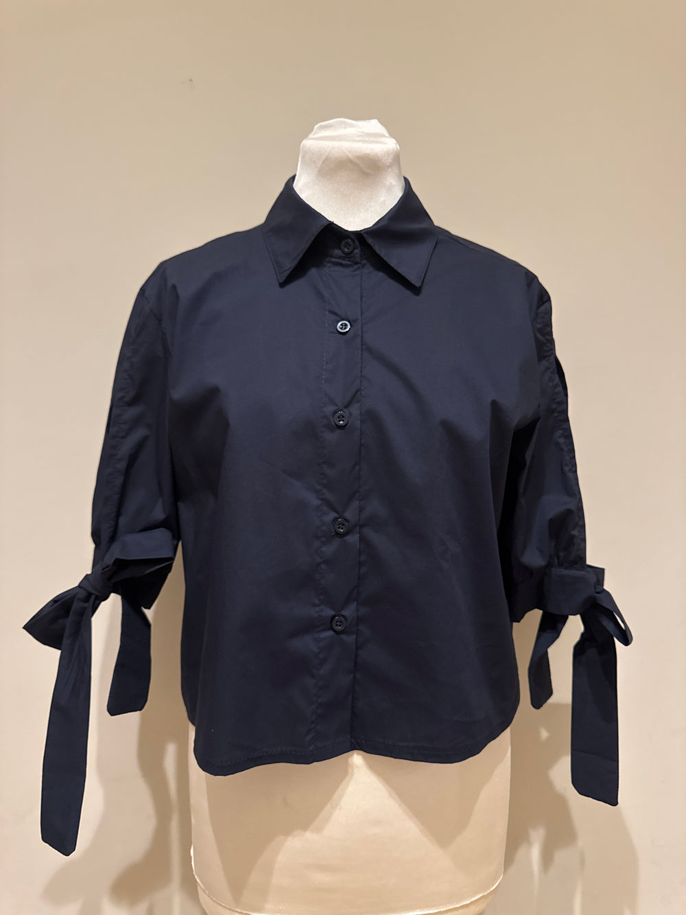 Camicia in cotone con maniche cut-out e fiocchi blu