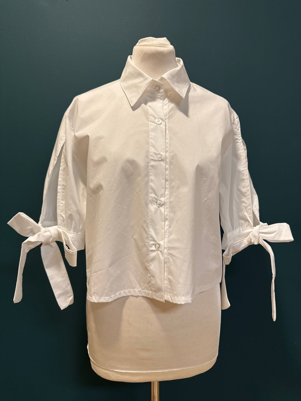 Camicia in cotone con maniche cut-out e fiocchi bianca
