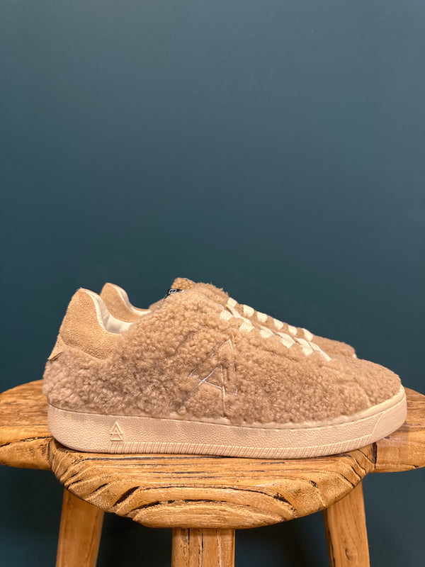 Sneakers fur camel