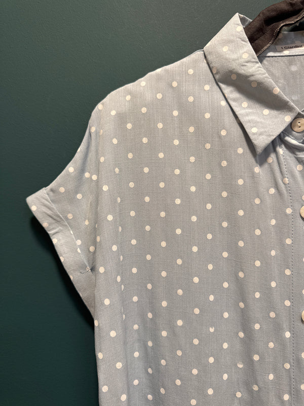Camicia cropped azzurrina con pois bianchi