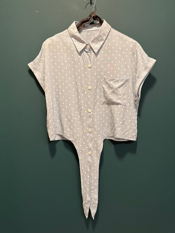 Camicia cropped azzurrina con pois bianchi