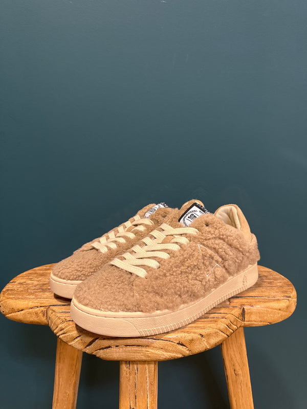 Sneakers fur camel