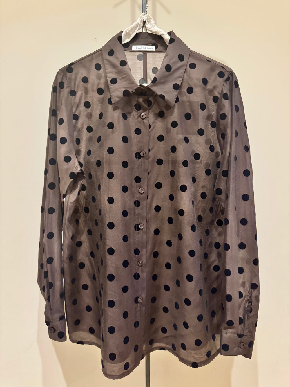 Camicia marrone con pois neri