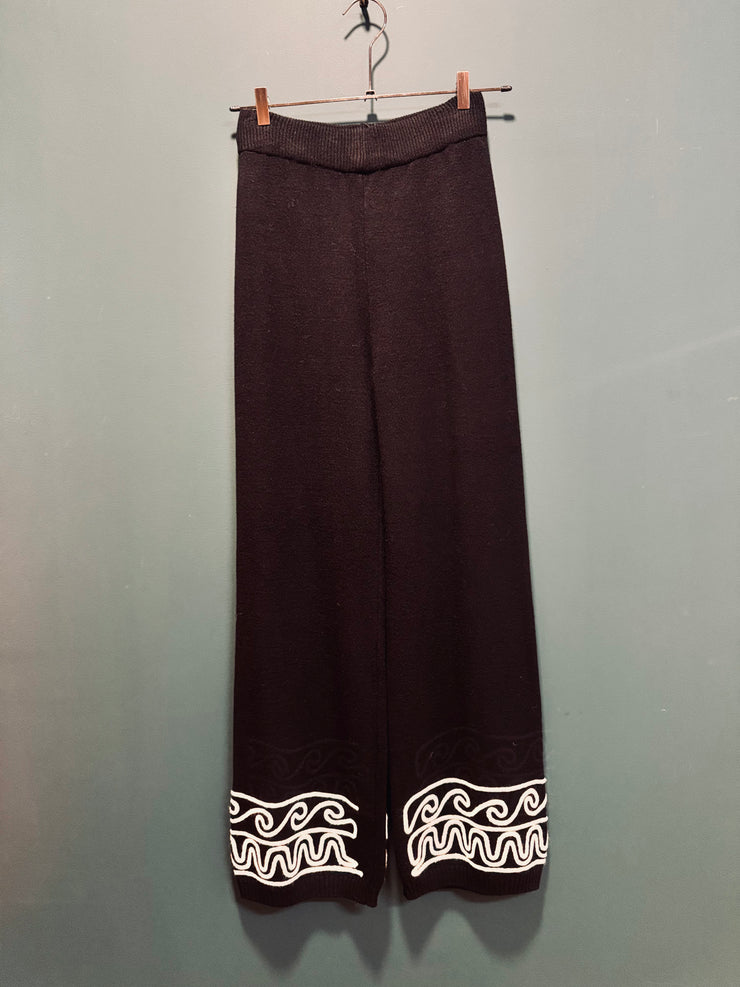 Pantalone tuta nero con ricamo bianco