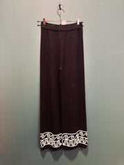 Pantalone tuta nero con ricamo bianco