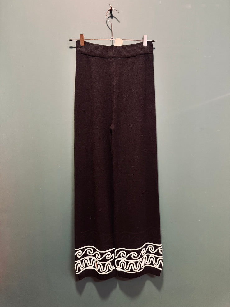 Pantalone tuta nero con ricamo bianco
