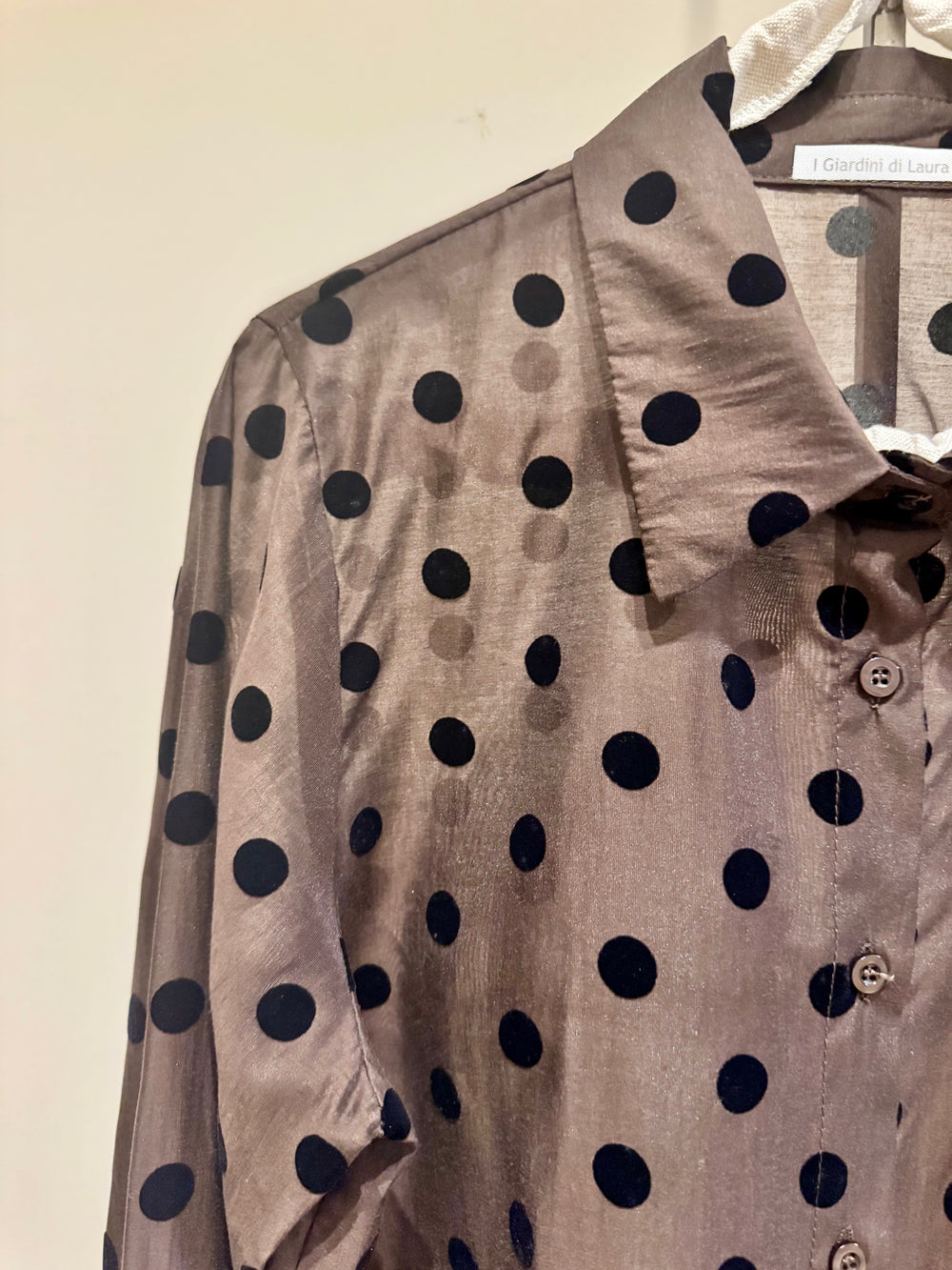 Camicia marrone con pois neri