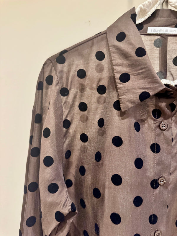 Camicia marrone con pois neri