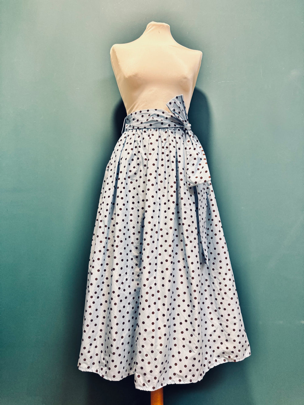 Gonna taffetta azzurro con pois marroni