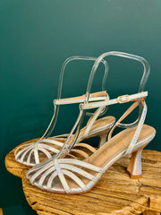 Sandalo pelle laminata argento con tacco