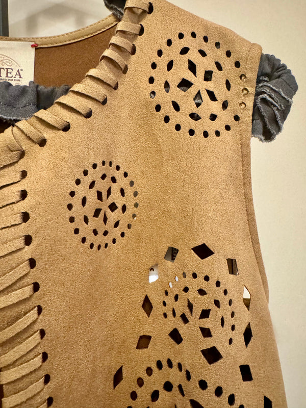Gilet eco suede con frange laserato cognac
