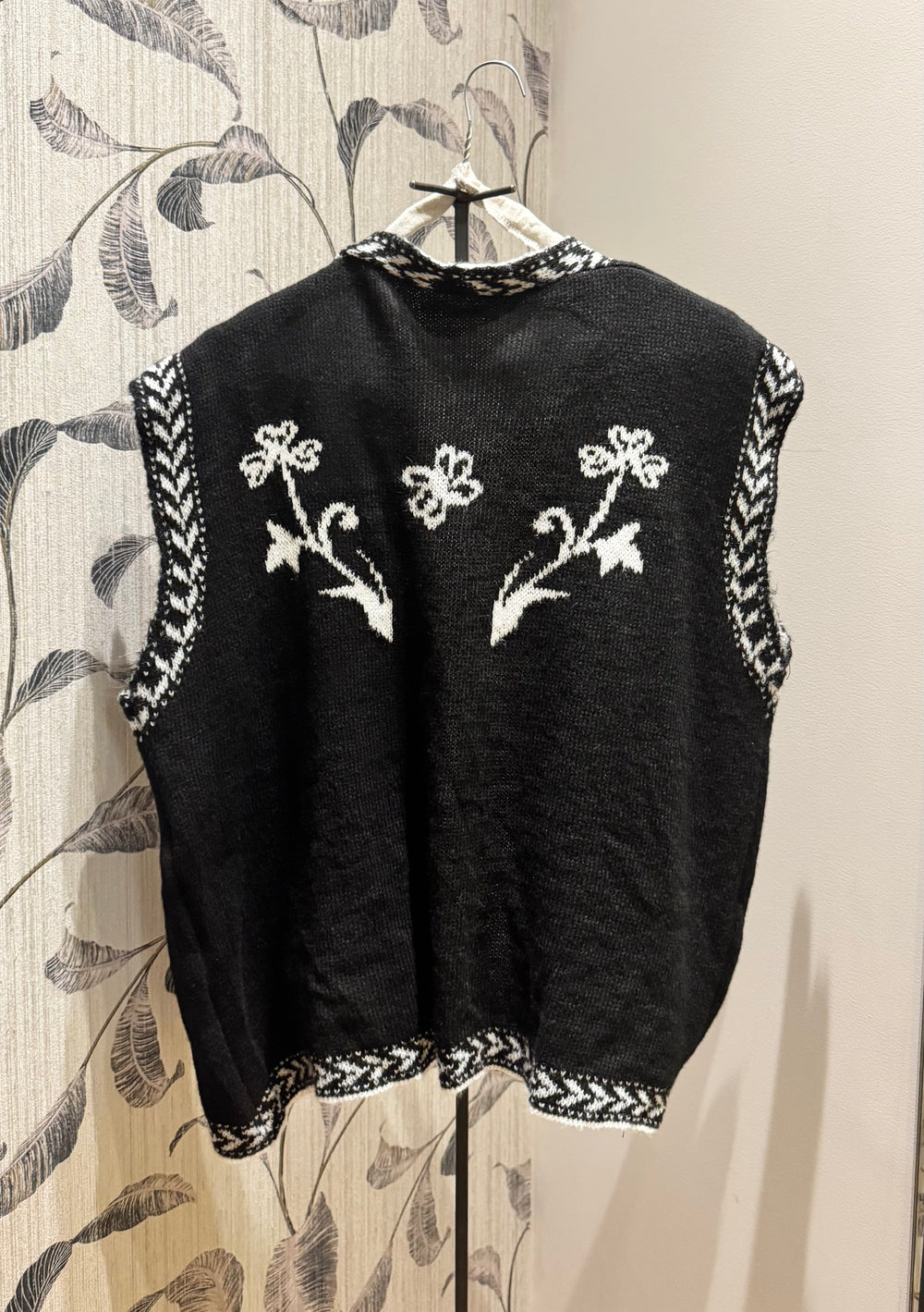 Gilet maglia jacquard nero fiori bianchi