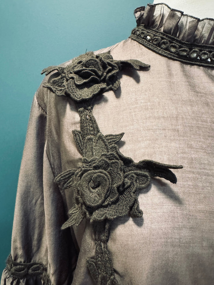 Blusa  marrone con rose