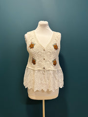 Gilet ecrù traforato con ricamo
