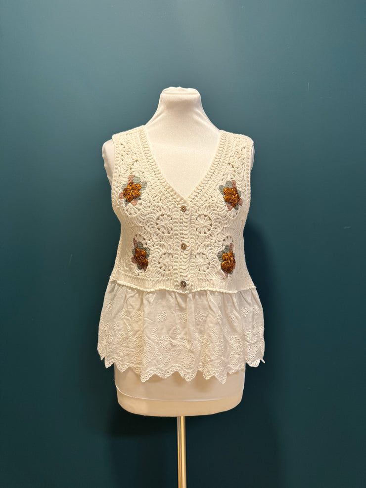 Gilet ecrù traforato con ricamo
