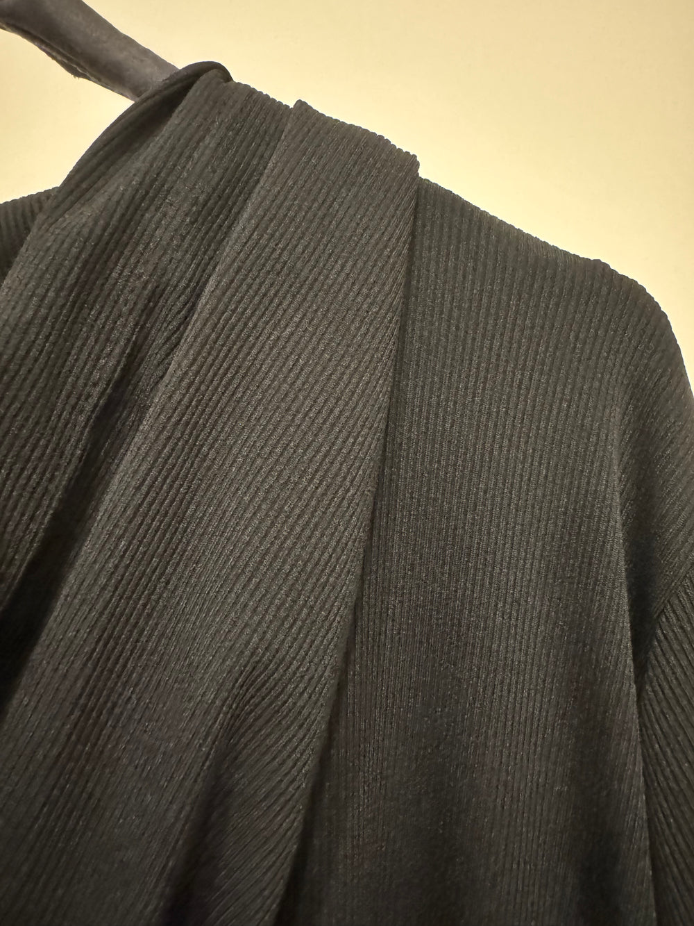 Abito viscosa nero con cappuccio