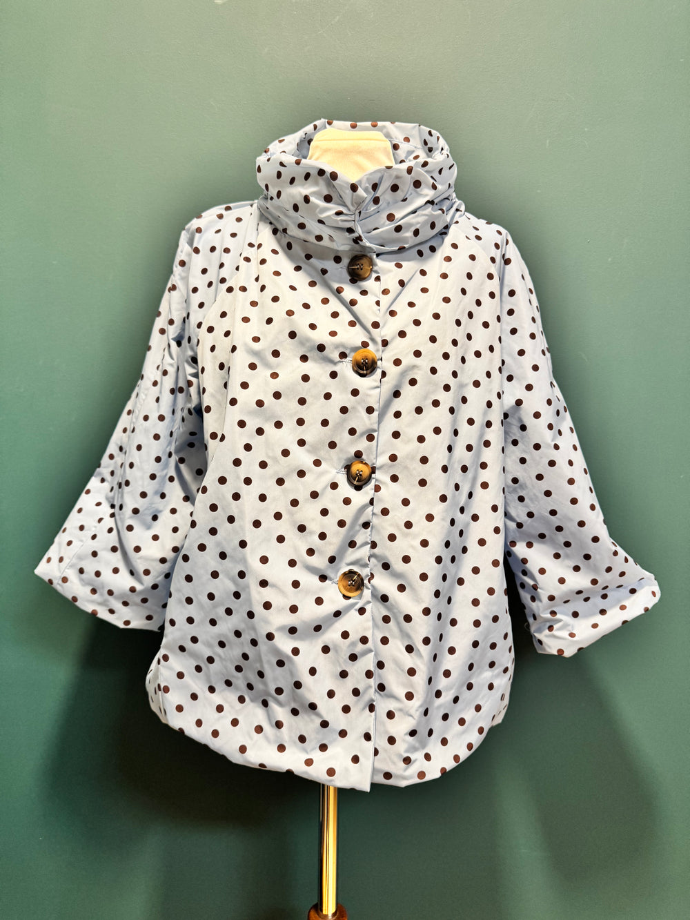Giacca taffetta azzurra con pois marroni