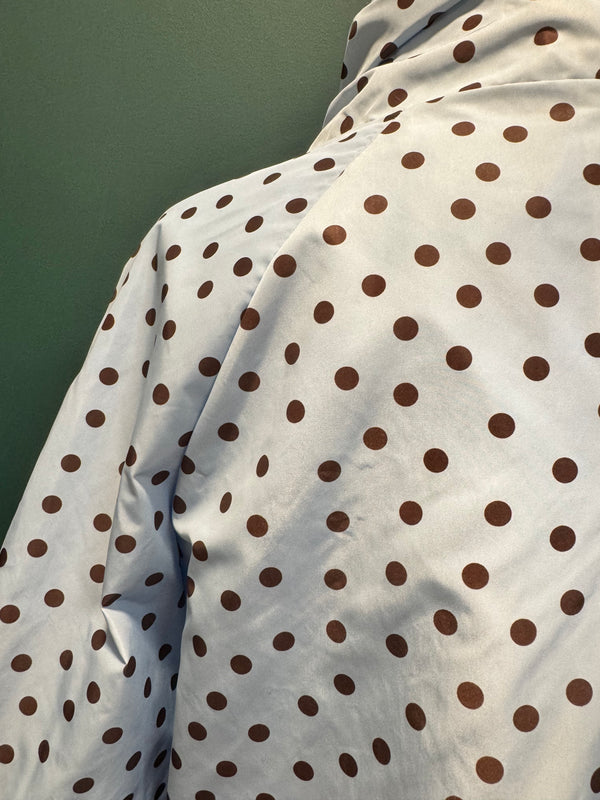 Giacca taffetta azzurra con pois marroni