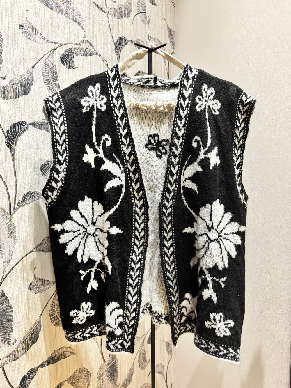 Gilet maglia jacquard nero fuori bianchi