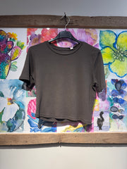 T-shirt cropped marrone