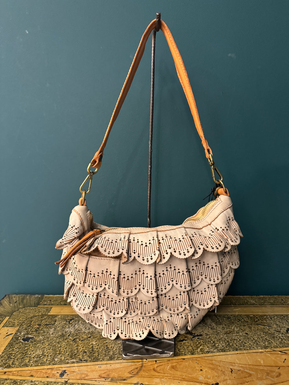 Borsa a spalla media in pelle di vitello tinta in capo con laser, beige "Calce".