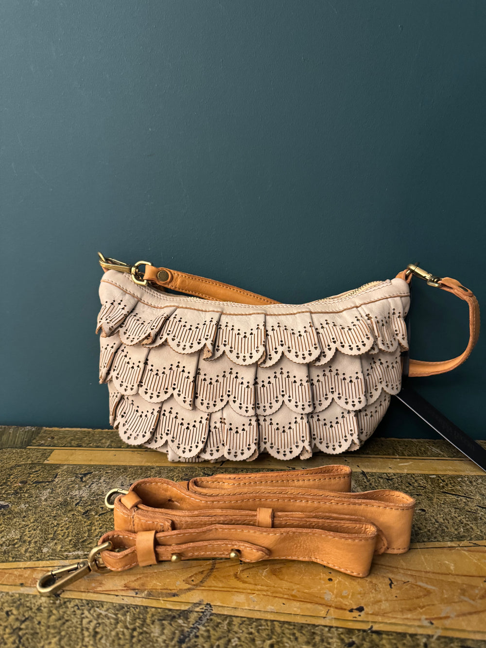 Borsa a spalla media in pelle di vitello tinta in capo con laser, beige "Calce".