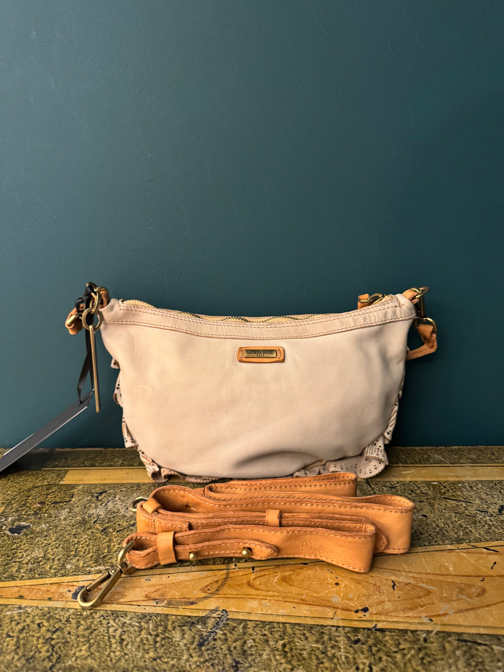 Borsa a spalla media in pelle di vitello tinta in capo con laser, beige "Calce".