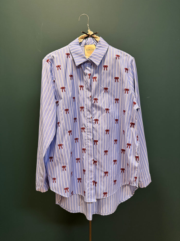 Camicia azzurra con fiocchi
