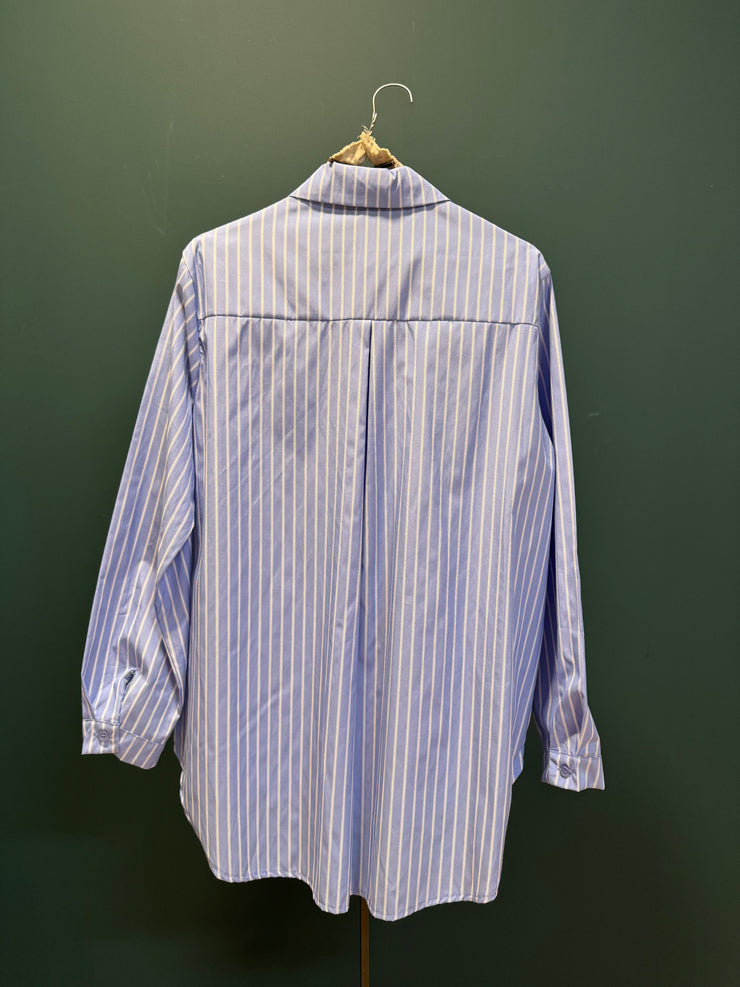 Camicia azzurra con fiocchi
