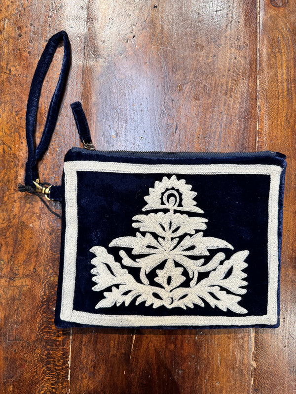 Pochette in velluto blu ricamata a mano