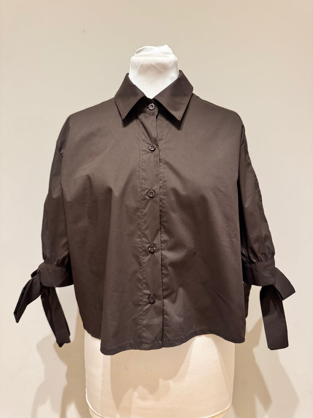 Camicia in cotone con maniche cut-out e fiocchi marrone