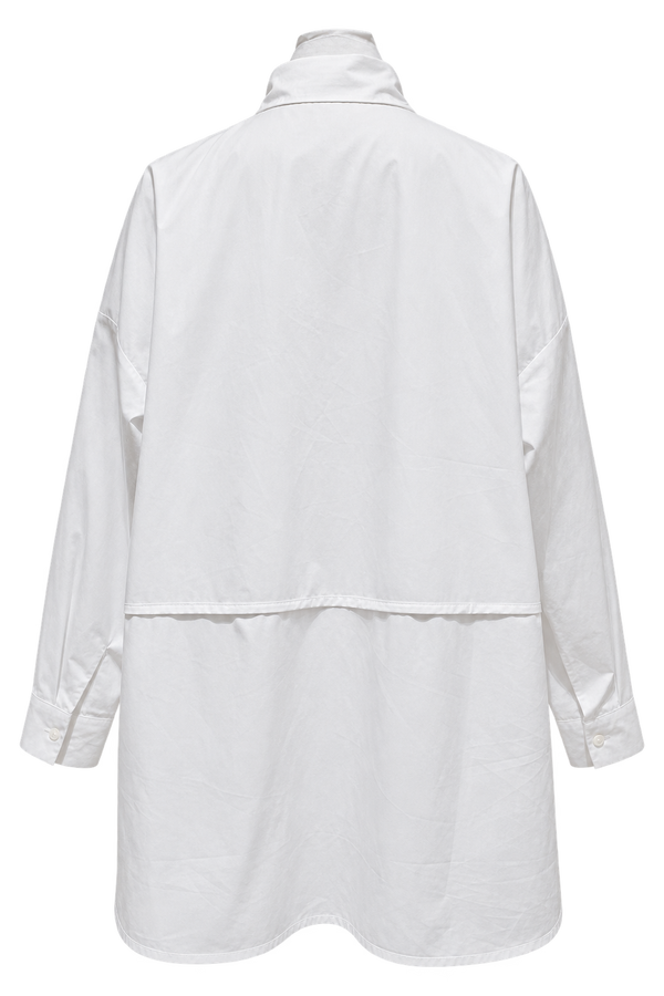 Camicia over bianca con fiori ricamati