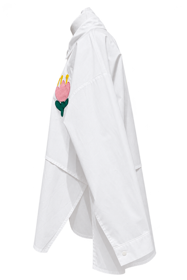 Camicia over bianca con fiori ricamati
