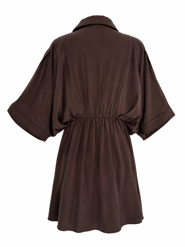 Abito corto marrone con manica kimono