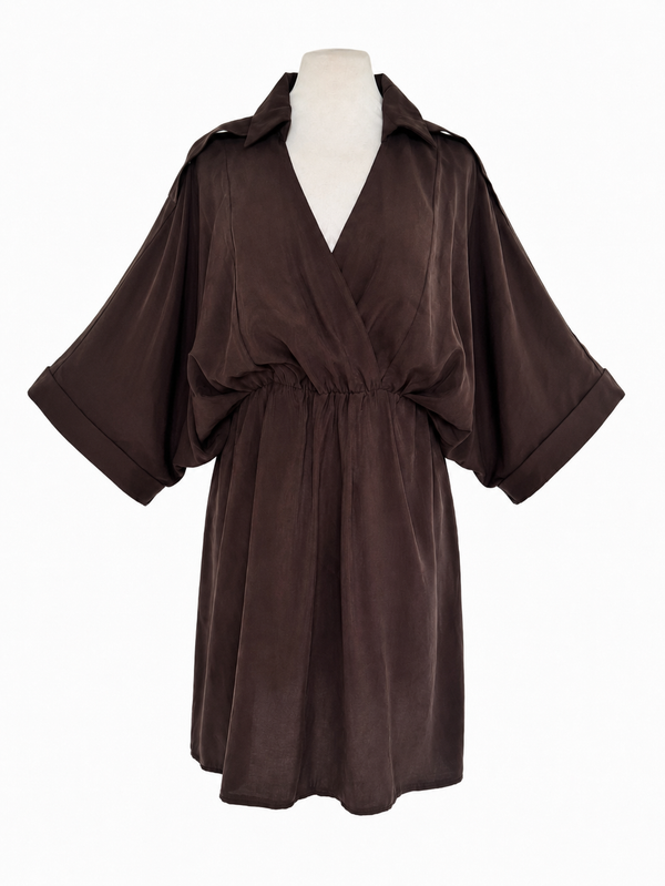 Abito corto marrone con manica kimono