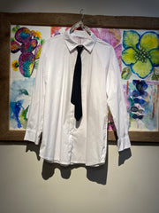 Camicia over bianca con cravatta